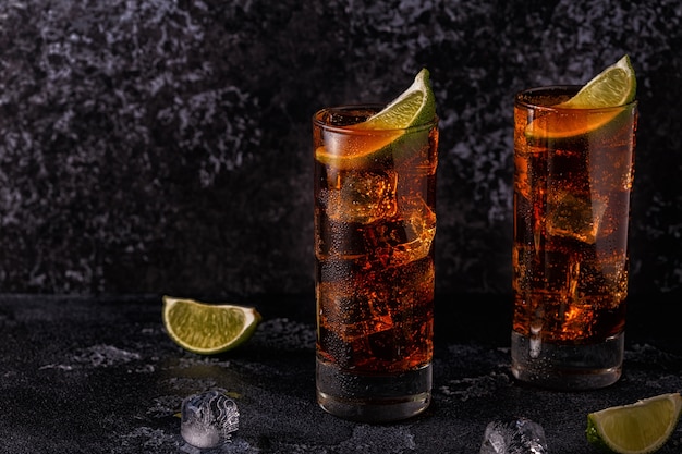 Ron cola cuba libre con limón y hielo