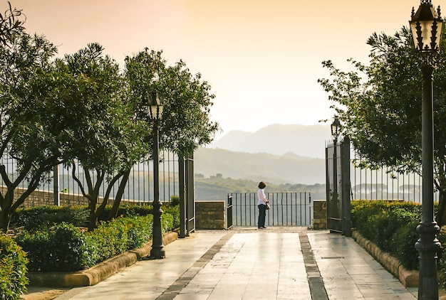 Ronda, España, vista, montaña, mujeres, árboles, parque.