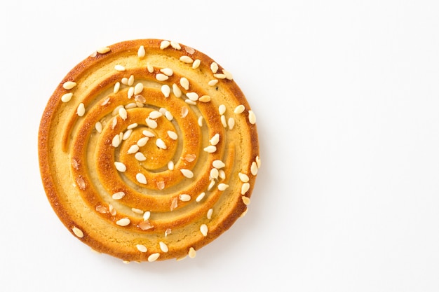 Una ronda de galletas sobre fondo blanco.