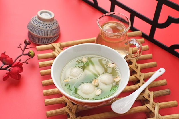 Ronde tang yuan bolas de bola de masa hervida de arroz glutinoso es una bebida caliente tradicional con jengibre