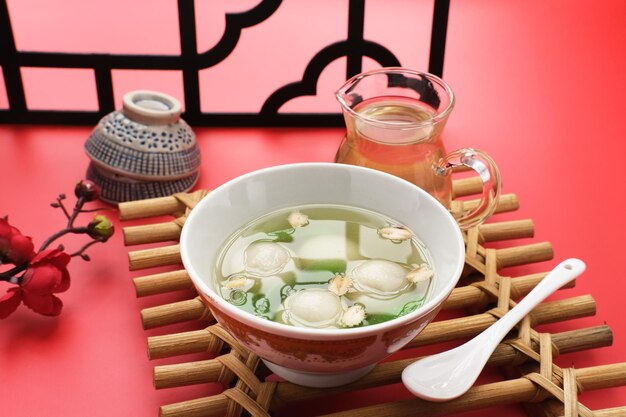 Ronde Tang Yuan Klebreis-Knödelbällchen ist ein traditionelles warmes Getränk mit Ingwer