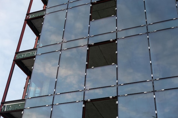 Roofer trabalha na estrutura do telhado de um edifício em um canteiro de obras Roofer usa uma pistola de ar ou pistola de ar e instala chapas metálicas em um novo telhado na Ásia