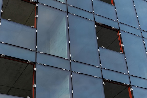 Roofer trabalha na estrutura do telhado de um edifício em um canteiro de obras Roofer usa uma pistola de ar ou pistola de ar e instala chapas metálicas em um novo telhado na Ásia