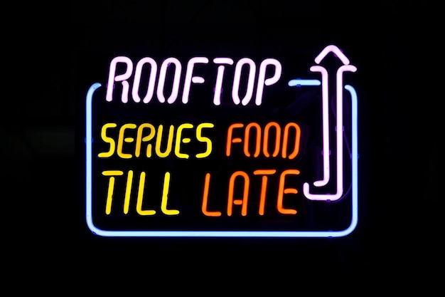 Rooftop serve comida até tarde Luz neon