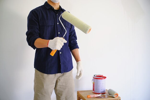 Foto room painting job pintor homem com rolo.