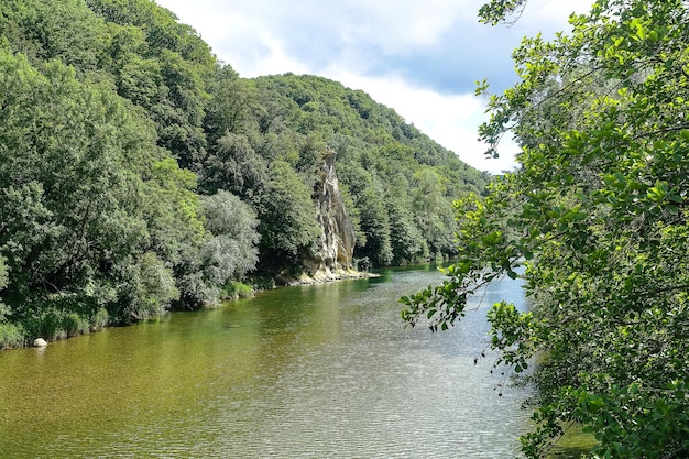 Rooster Scallop Rock im Resortpark Dante's Gorge Hot Spring Russia 2021