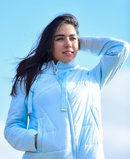 Foto ropa abrigada de invierno. chica con ropa casual de jeans. disfruta de un día soleado y un cielo azul. belleza y moda. chica usa chaqueta en la calle de la ciudad. modelo de moda elegante al aire libre. estilo de libertad de la gente.