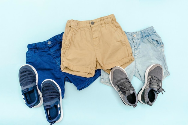 Ropa y accesorios azules para bebés de verano con pantalones cortos de jeans, zapatillas de deporte. Traje moderno para niños. Conjunto de ropa para niños para primavera o verano.