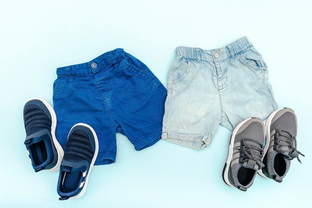 Ropa y accesorios azules para bebés de verano con pantalones cortos de jeans, zapatillas de deporte. Traje moderno para niños. Conjunto de ropa para niños para primavera o verano.