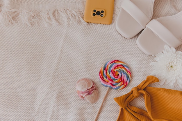 Ropa y accesorios flatley de moda femenina de verano colorido sobre un fondo blanco Concepto de compras de moda de verano