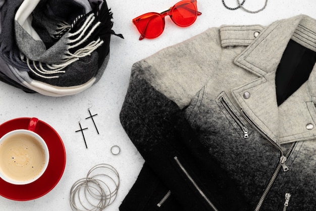 Ropa y accesorios para mujer en superficie gris.