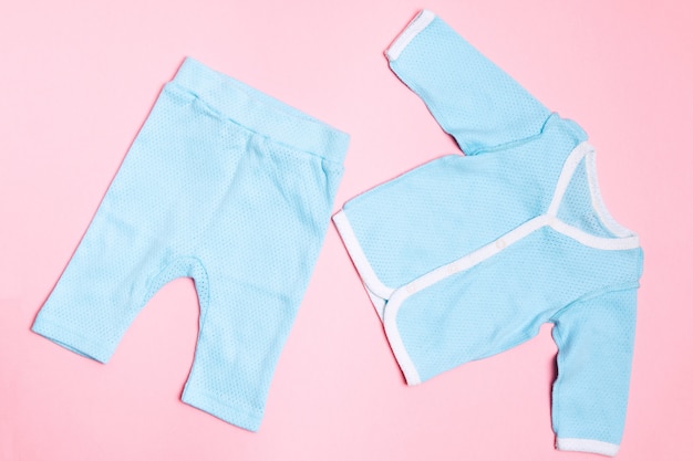 Ropa de bebé azul con camisa y pantalón. Diseño infantil moda de verano