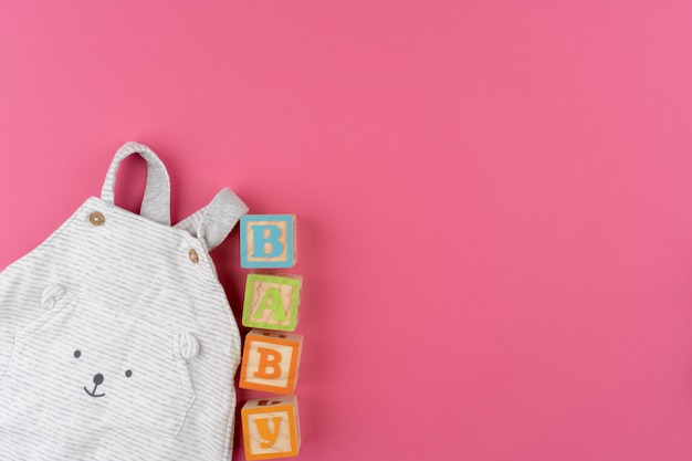 Foto ropa de bebe con bloques de madera