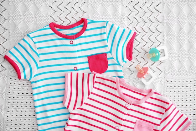 Foto ropa para bebés con fondo de tela