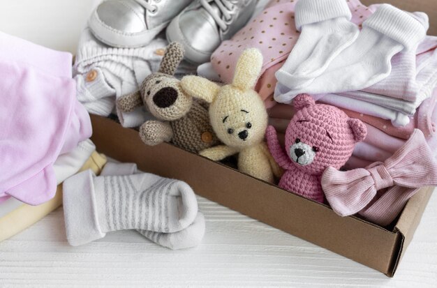 Ropa para bebés, juguetes de punto, calcetines y zapatos en caja