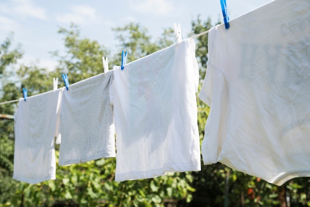 Ropa blanca colgando de una cuerda al aire libre