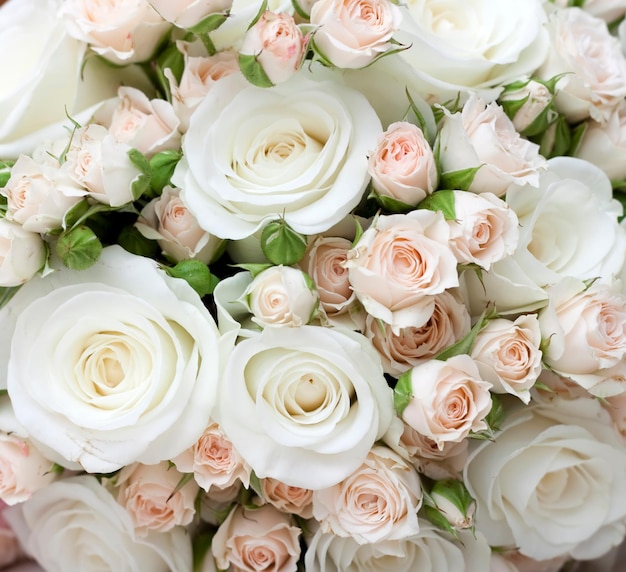 Foto ropa de bodas de rosas rosadas y blancas