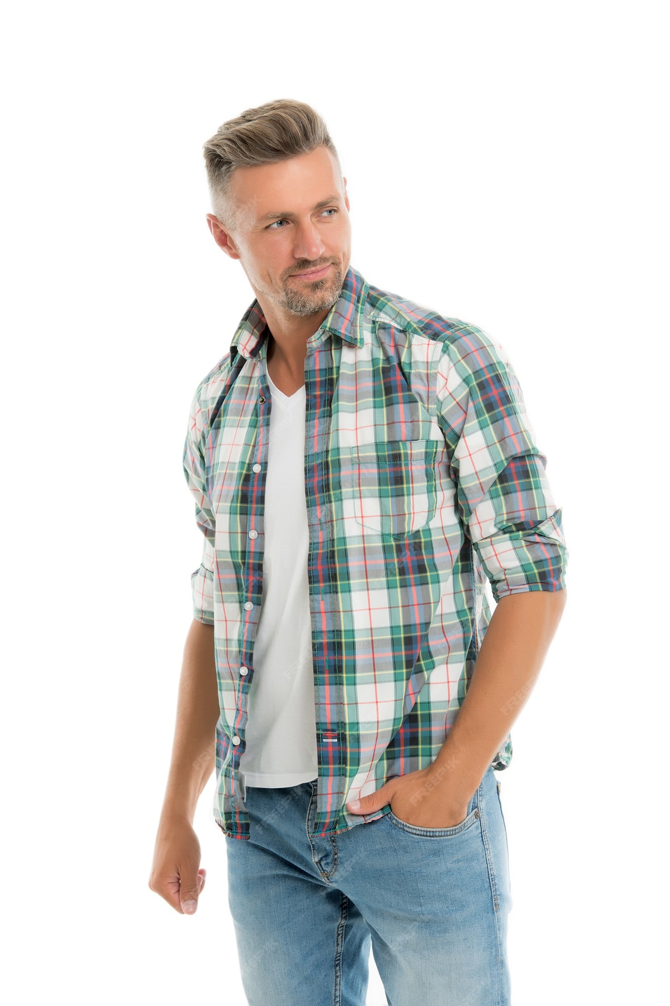 Ropa caballero y moda. el hombre se ve guapo en estilo casual. chico con ropa casual de desgaste de cerdas. hombre guapo posando modelo. de atuendo diario. tienda de