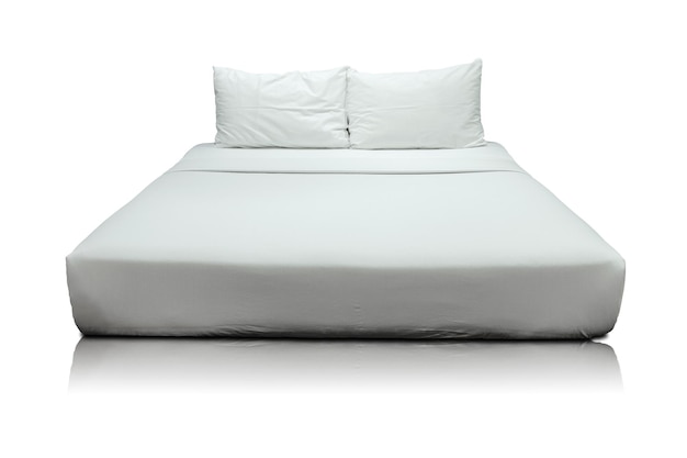 Ropa de cama blanca y almohada aislado sobre fondo blanco.