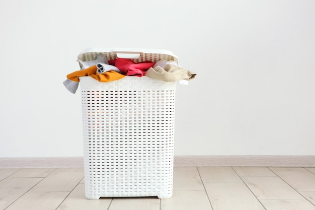 Ropa de cama en una canasta en el interior de la habitación.