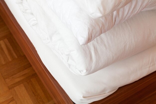 Ropa de cama metida en cama doble