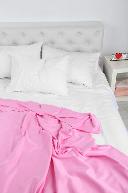 Foto ropa de cama rosa arrugada