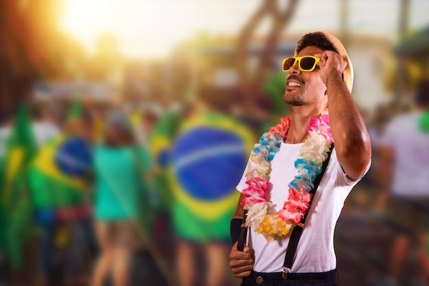 Foto ropa de carnaval retrato de un hombre negro con accesorios de carnaval en la calle brasileña espacio de fondo para el texto