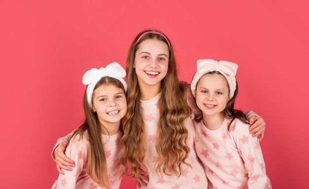 Ropa de casa y pijamas para preadolescentes Niñas felices sonriendo en ropa de casa fondo rosa