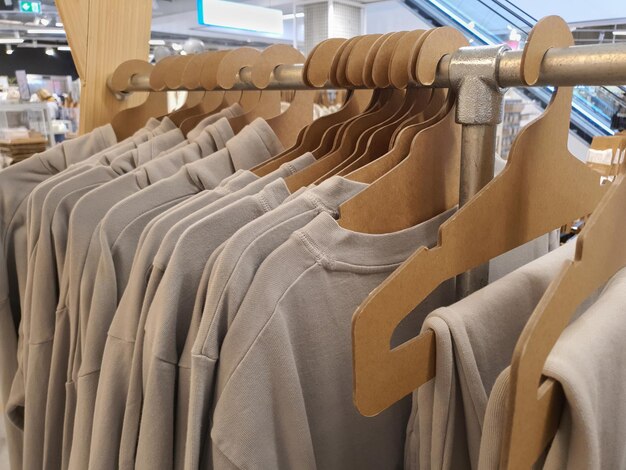 Ropa casual colgada en una rejilla en una tienda.