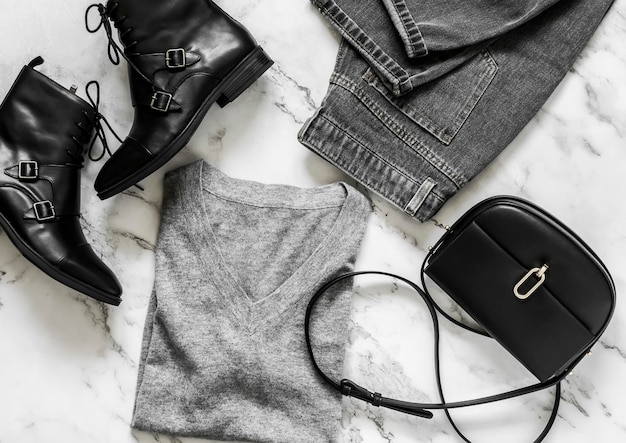 Ropa casual de mujer gris jeans de mamá suéter de cachemira botas negras bolsa cruzada sobre un fondo de mármol vista superior concepto de moda | Foto Premium Ropa casual de mujer gris jeans de mamá suéter de cachemira botas negras bolsa cruzada sobre un fondo de mármol vista superior concepto de moda | Foto Premium
