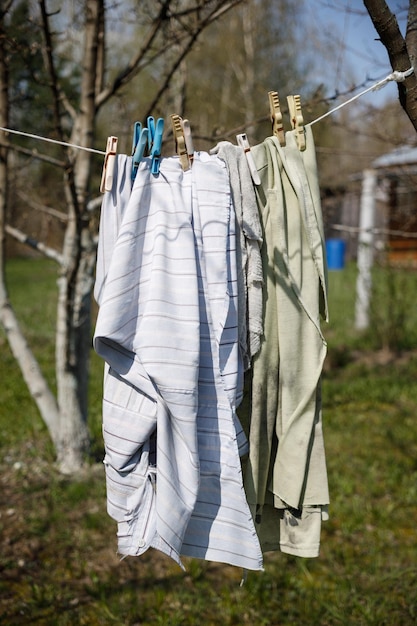 Ropa colgada al aire libre en un tendedero y sujetada con pinzas para la ropa