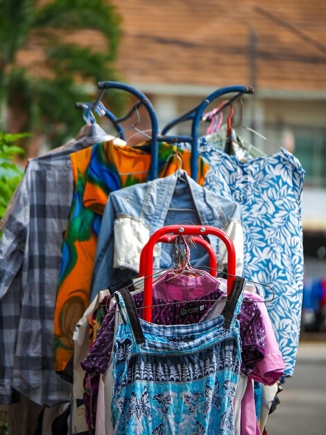 Foto la ropa está colgada en el cordón de la ropa.