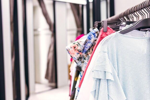 Foto ropa colgada en el estante de la tienda