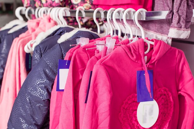 Foto ropa colgada en el estante de la tienda