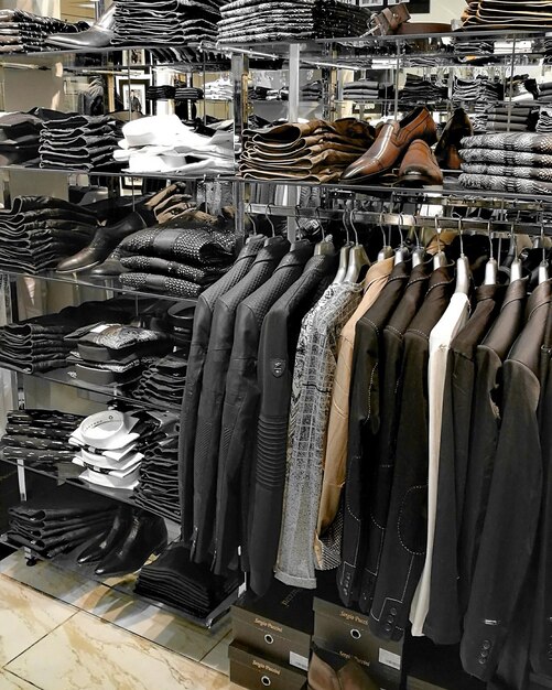 Ropa colgada en el estante