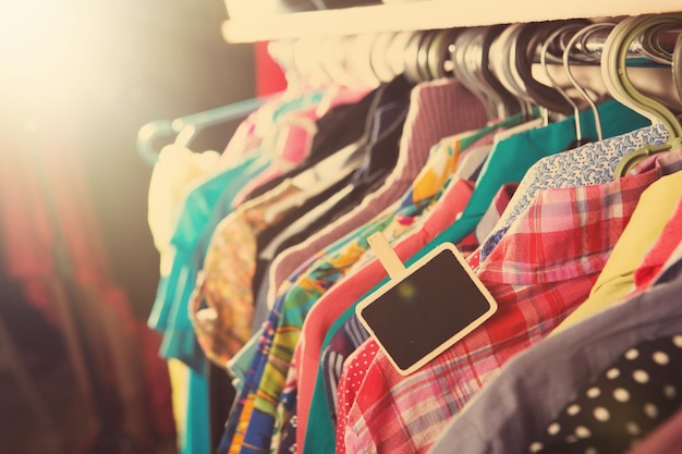 Ropa colgada en el perchero de la tienda