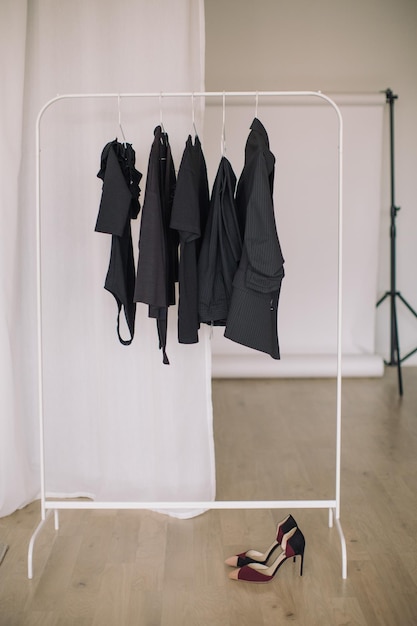 Ropa colgando en la mesa en casa