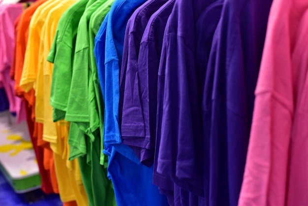 Ropa de colores colgada para la venta en la tienda