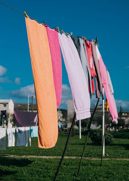 Ropa colorida colgada en línea en el jardín