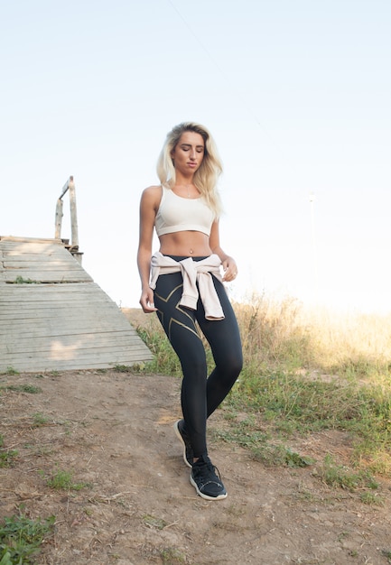 Ropa deportiva de mujer corriendo sobre una colina