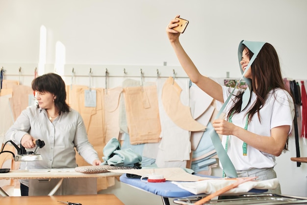 La ropa de diseñador hace una selfie en el estudio.