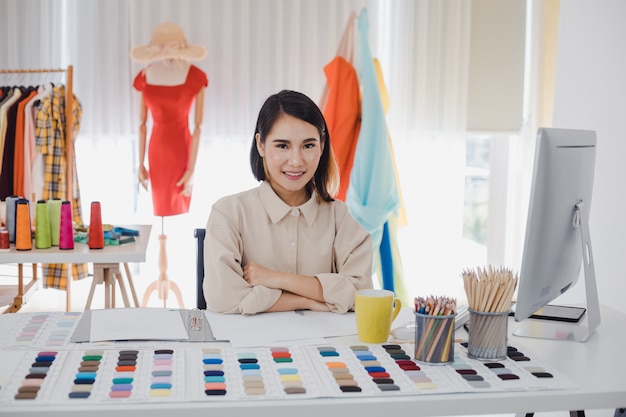 Ropa de diseñador en la mesa de trabajo en la oficina con negocios de éxito.