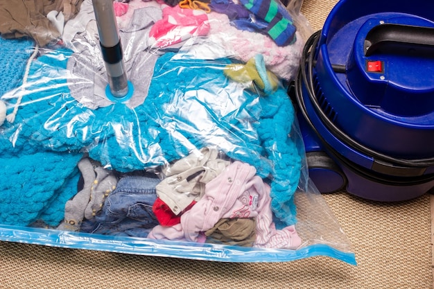 Foto la ropa se envasa al vacío antes de viajar concepto de ahorro de espacio