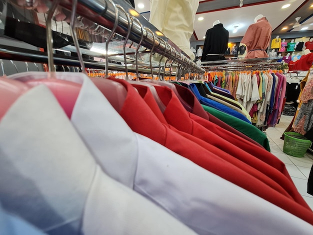 Ropa de estante de tienda de moda