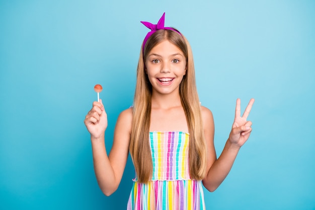 ropa de estilo pinup de niña linda divertida comer dulces