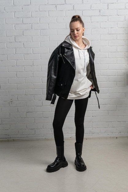 Ropa estilo ropa aislado cremallera chaqueta de cuero diseño de moda blanco negro fondo casual