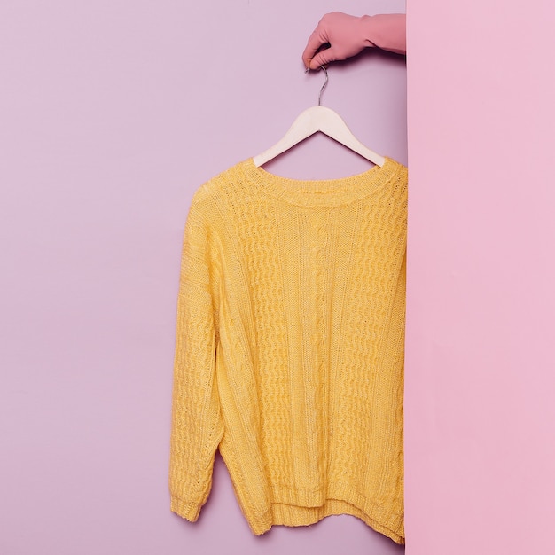 Ropa con estilo. Suéter amarillo. Primavera otoño. tendencia de ideas de vestuario