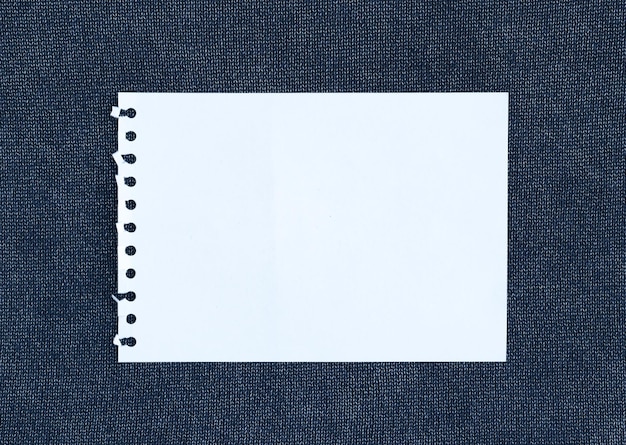 Ropa de fondo de tela de hoja de nota de papel blanco con etiqueta de etiqueta fondo de textil de papel en blanco blanco