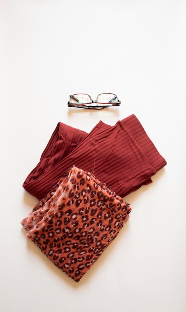 Ropa con gafas de lectura minimal flat lay