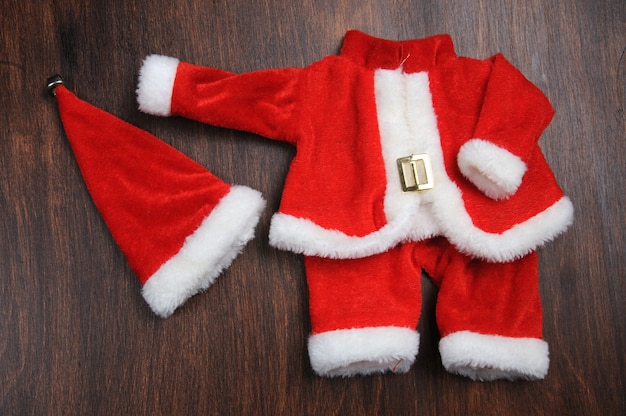 Foto ropa y gorro de papá noel, vacaciones de navidad